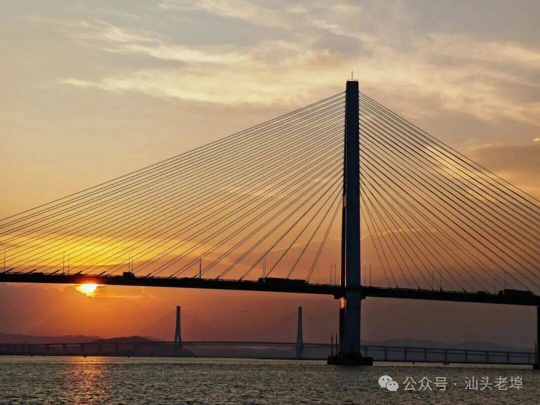 海湾夕照，秋日渡韵